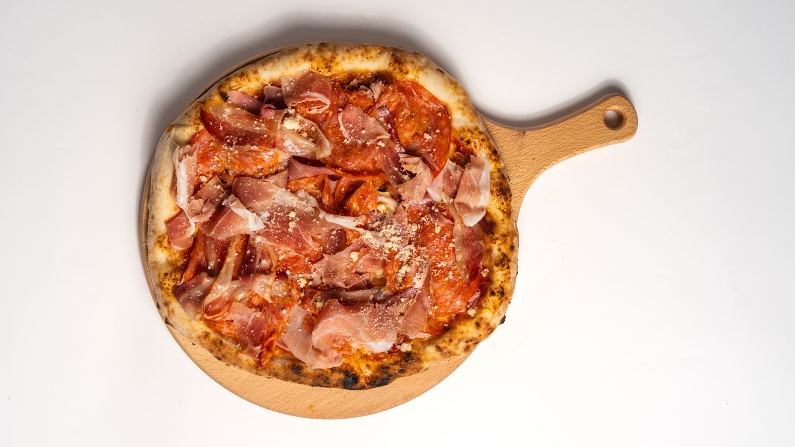 Mesnata pizza Carne Forte sa pršutom i kulenom — Moja Taverna, Vršac