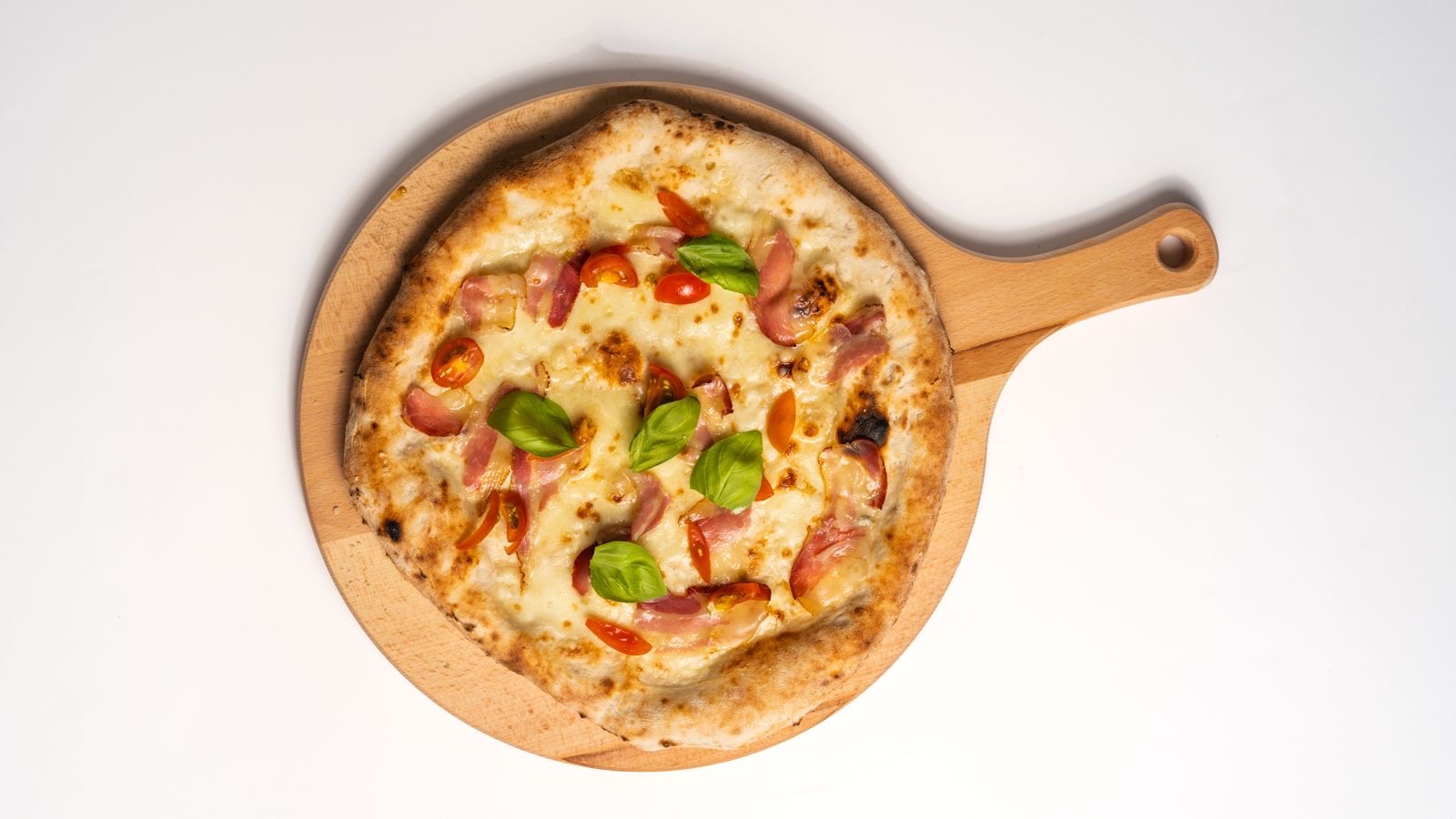 Pizza Napoli sa pančetom i čeri paradajzom — Moja Taverna, Vršac