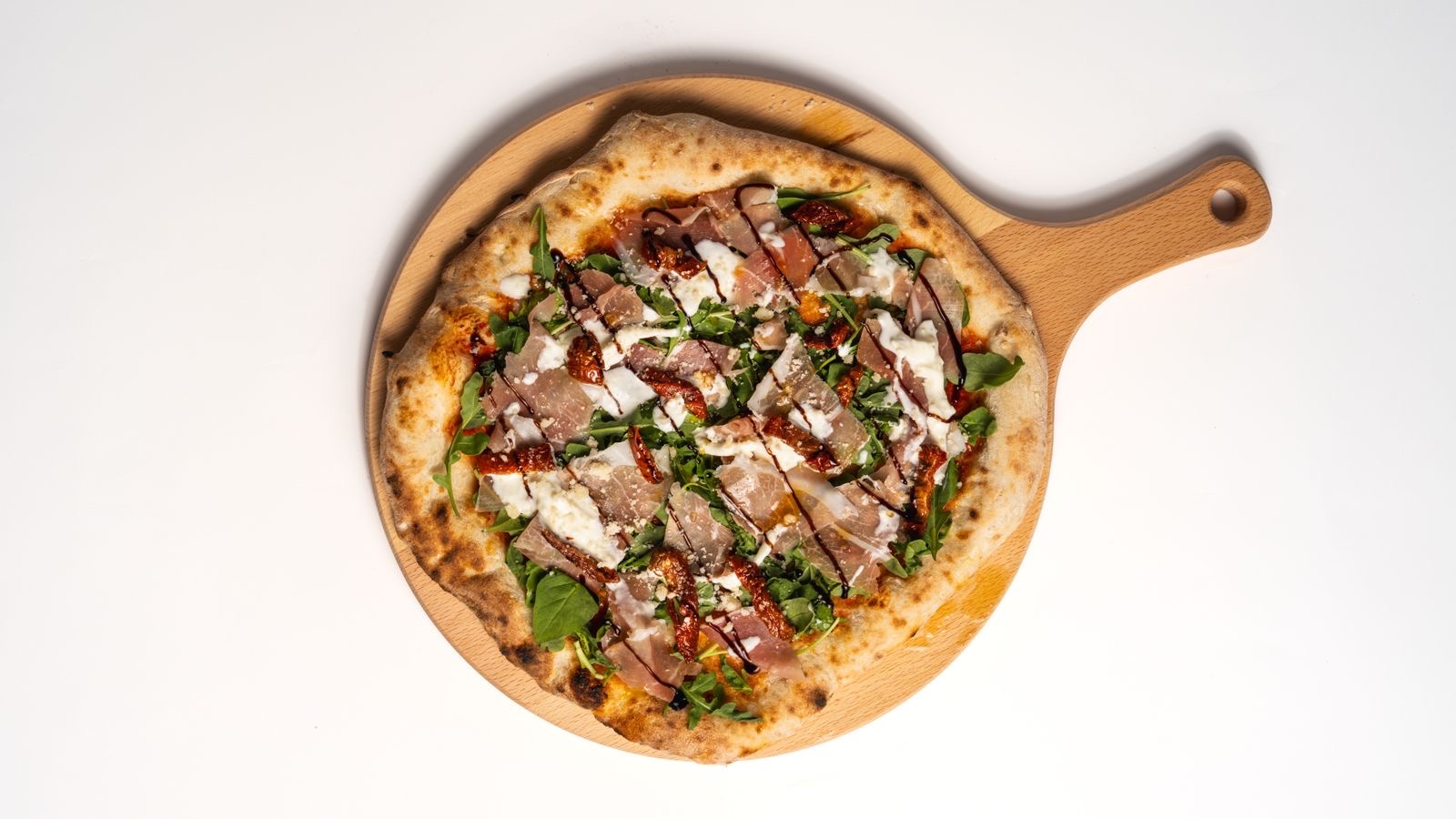 Pizza Pršuto sa rukolom i straćatelom — Moja Taverna, Vršac