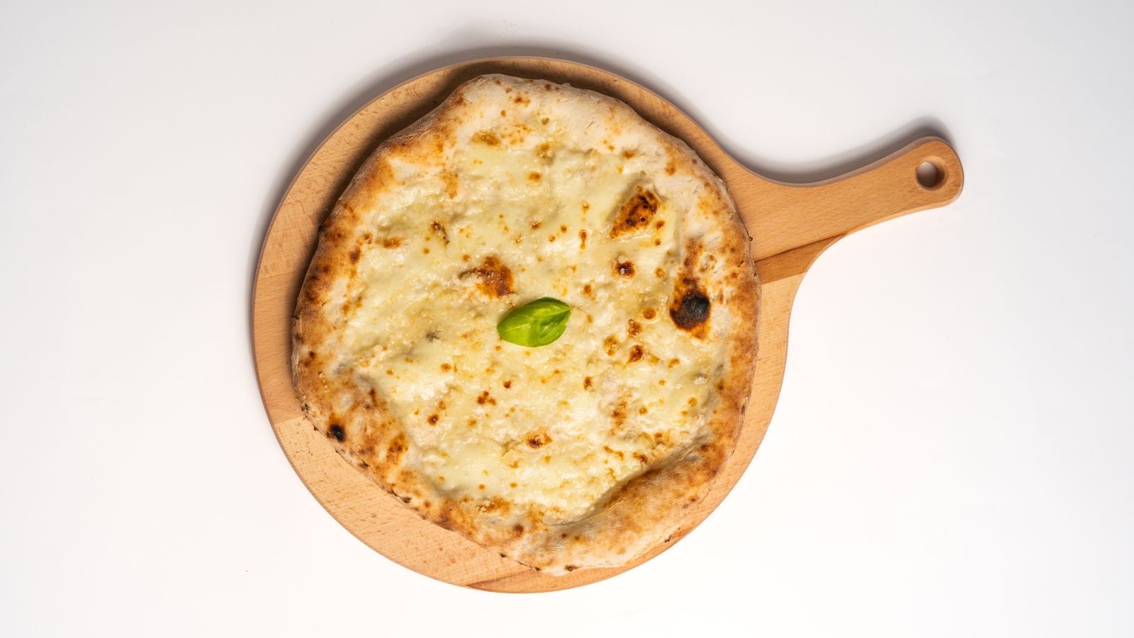 Pizza Quattro Formaggi sa četiri vrste sira — Moja Taverna, Vršac