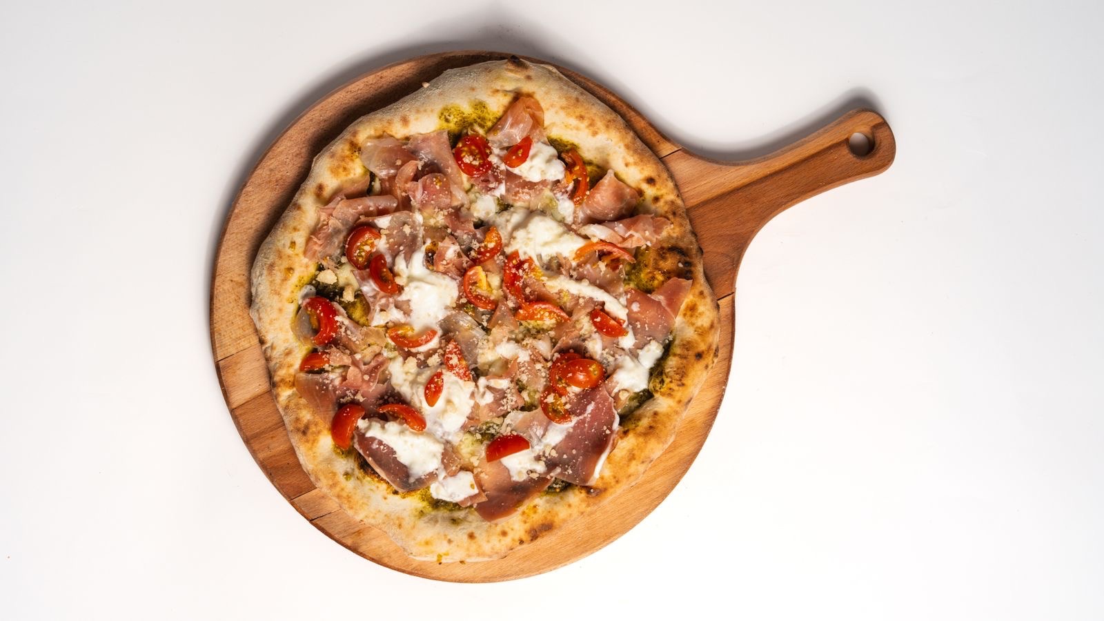 Pizza Verde Pršuto sa pesto sosom i pršutom — Moja Taverna, Vršac